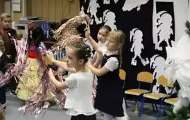 Dzieci z grupy Krasnali tańczą dla Babci i Dziadka