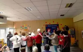 Babcie i Dziadkowie biorą udział we wsp&oacute;lnej zabawie