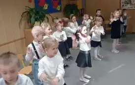 Dzieci z grupy Wiewi&oacute;rek tańczą dla Babci i Dziadka