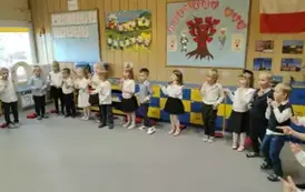 Dzieci z grupy Zajączk&oacute;w występują z okazji dnia Babci i Dziadka