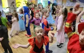 Dzieci tańczą w rytm muzyki