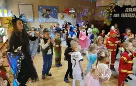 Dzieci tańczą w rytm muzyki