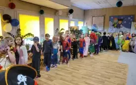 Dzieci tańczą w kole