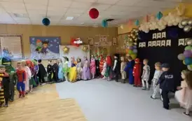 Dzieci tańczą w kole
