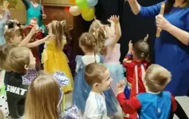 Dzieci łapią bańki 