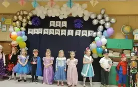 Dzieci tańczą w kole