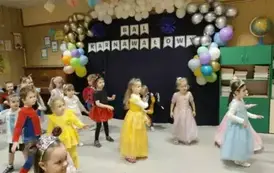 Dzieci tańczą w rytm muzyki