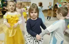 Dzieci tańczą w rytm muzyki