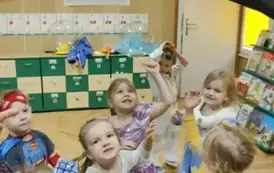 Dzieci łapią bańki 