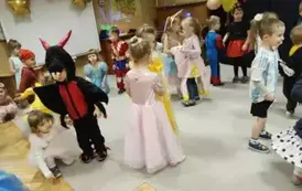 Dzieci tańczą w rytm muzyki