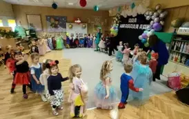 Dzieci tańczą w kole