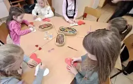 Dzieci wykonują walentynki 