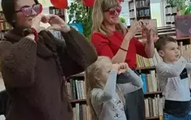 Dzieci z Paniami pozują do zdjęcia 