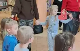 Dzieci z Paniami pozują do zdjęcia 