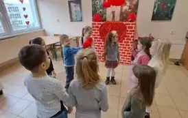 Dzieci podają sobie serduszko 