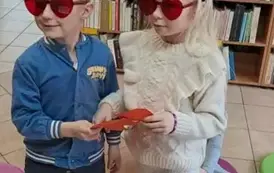 Chłopiec z dziewczynką pozują do zdjęcia