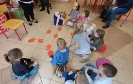 Dzieci dopasowują serca według kształtu 