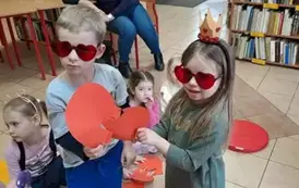 Chłopiec z dziewczynką pozują do zdjęcia 