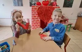 Chłopiec z dziewczynką wykonują walentynki 