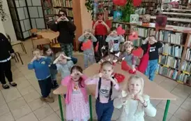 Dzieci z Paniami pozują do zdjęcia