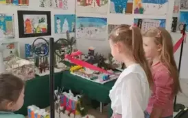 Dzieci oglądają wystawę prac konkursowych