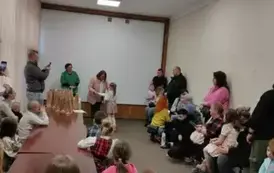 Dziewczynka odbiera nagrodę za pracę konkursową