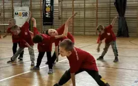 SŁONECZKA ROZGRZEWAJĄ SIĘ PRZED PIERWSZĄ KONKURENCJĄ