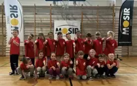PRZEDSZKOLAKI POZUJĄ DO ZDJĘCIA GRUPOWEGO