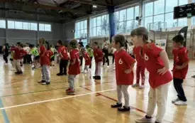 MALI SPORTOWCY W OCZEKIWANIU NA ROZPOCZĘCIE ZAWOD&Oacute;W ROZGRZEWAJĄ SIĘ