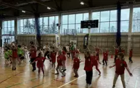 DZIECI W PRZERWIE MIĘDZY KONKURENCJAMI UCZESTNICZĄ W ZABAWACH MUZYCZNO-RUCHOWYCH