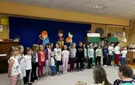 Dzieci pozują do zdjęcia