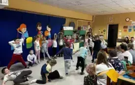 Dzieci biorą udział w zajęciach