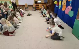 Dzieci biorą udział w zajęciach