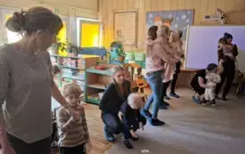 Dzieci z rodzicami podczas zajęć