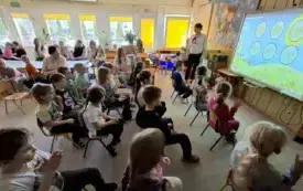 Dzieci biorą udział w zajęciach