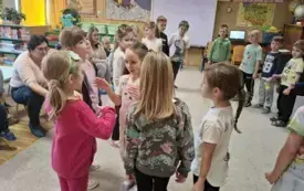 Dzieci biorą udział w zabawach