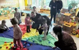 Dzieci biorą udział w zabawach