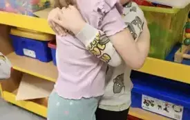 Dzieci pozują razem do zdjęcia