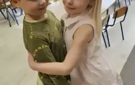 Dzieci pozują razem do zdjęcia