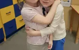 Dzieci pozują razem do zdjęcia