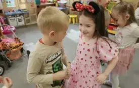 Dzieci pozują razem do zdjęcia