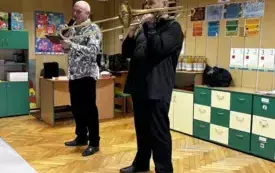 PUZONISTA GRA NA INSTRUMENCIE