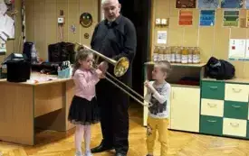 DZIEWCZYNKA PR&Oacute;BUJE GRAĆ NA PUZONIE
