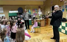 DZIECI PRZY AKOMPANIAMENCIE PUZONU ŚPIEWAJĄ STO LAT DLA KOLEŻANKI