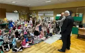 DZIECI CHĘTNIE UCZESTNICZĄ  W ZADANIACH PROPONOWANYCH PRZEZ GOŚCI