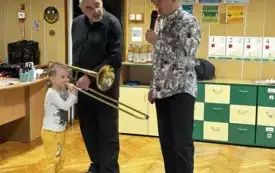 CHŁOPIEC PR&Oacute;BUJE ZAGRAĆ NA PUZONIE