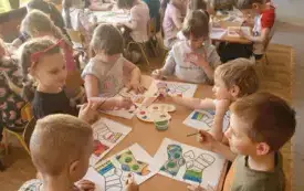 SŁONECZKA MALUJĄ FARBAMI SZABLON SKARPETEK
