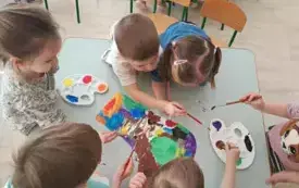 PRACA GRUPOWA W MOTYLKACH Z OKAZJI ŚWIATOWEGO DNIA ZESPOŁU DOWNA