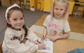 NATALKA I KAROLINKA MALUJĄ KOLOROWANKĘ TEMATYCZNĄ