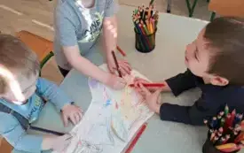MOTYLKI KOLORUJĄ SZABLON SKARPETKI